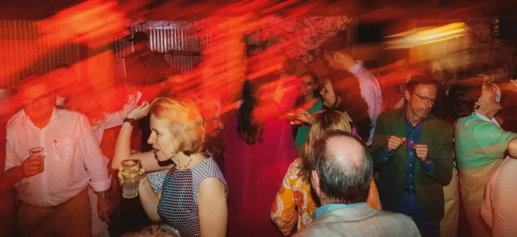 Menschenmenge auf einer Party mit verschwommenen roten Lichteffekten